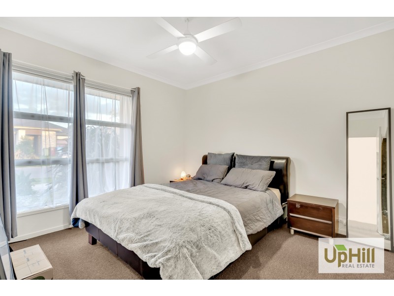 13 WESTPHALIAN RISE, Clyde North VIC 3978