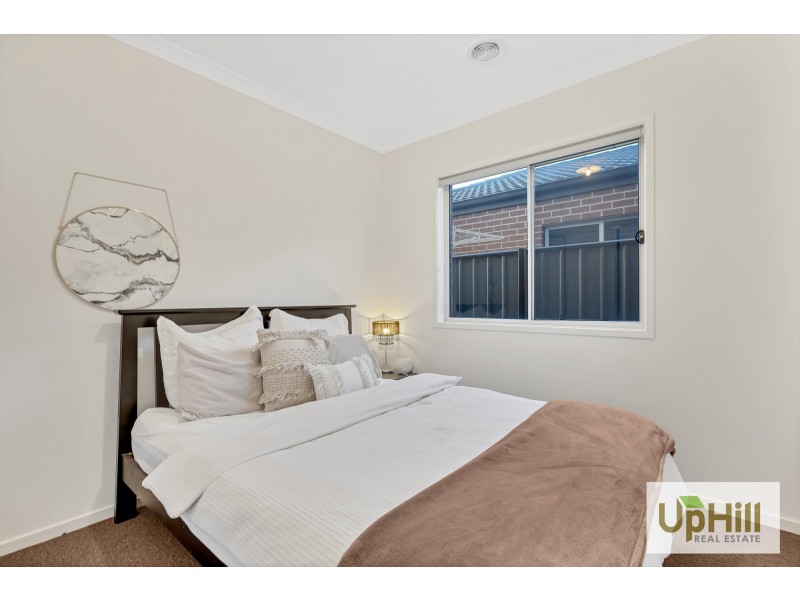 13 WESTPHALIAN RISE, Clyde North VIC 3978