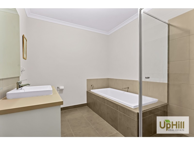 13 WESTPHALIAN RISE, Clyde North VIC 3978