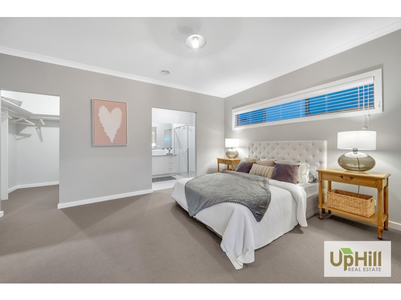 32 WELSH CRESCENT, Clyde North VIC 3978