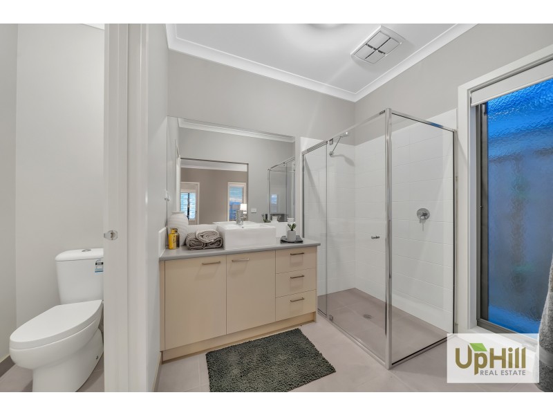 32 WELSH CRESCENT, Clyde North VIC 3978