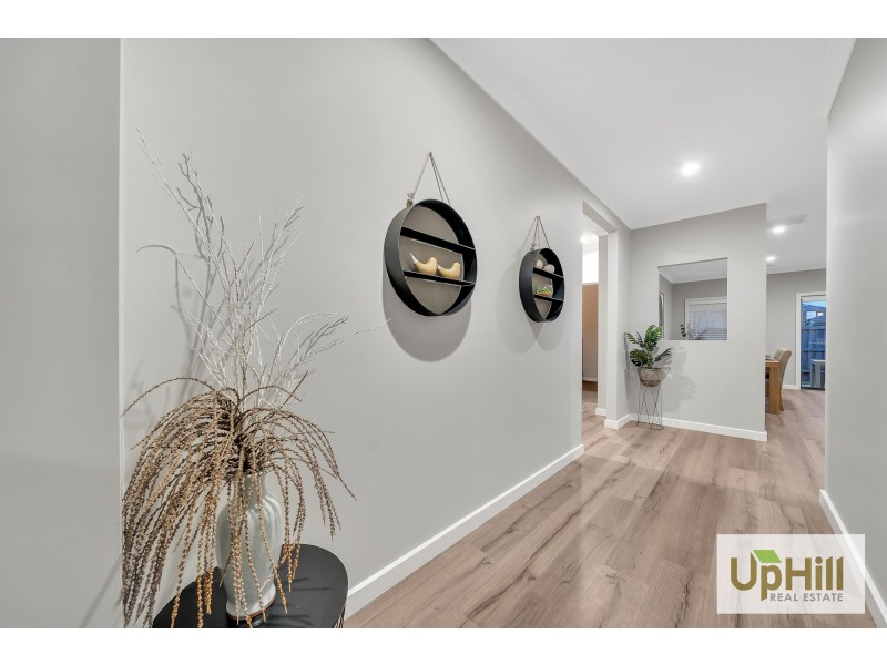 32 WELSH CRESCENT, Clyde North VIC 3978