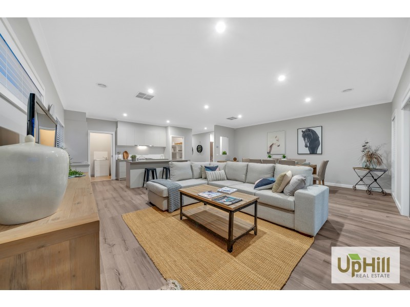 32 WELSH CRESCENT, Clyde North VIC 3978