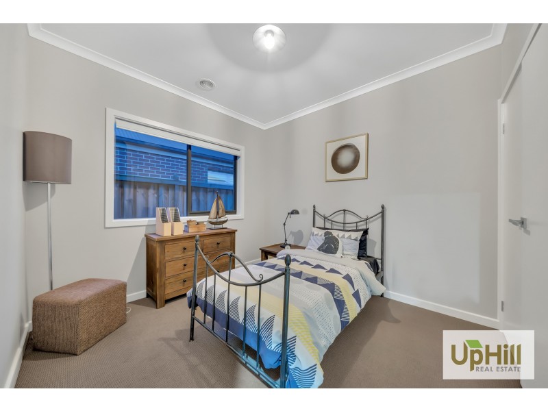 32 WELSH CRESCENT, Clyde North VIC 3978