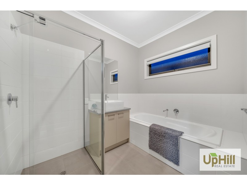 32 WELSH CRESCENT, Clyde North VIC 3978