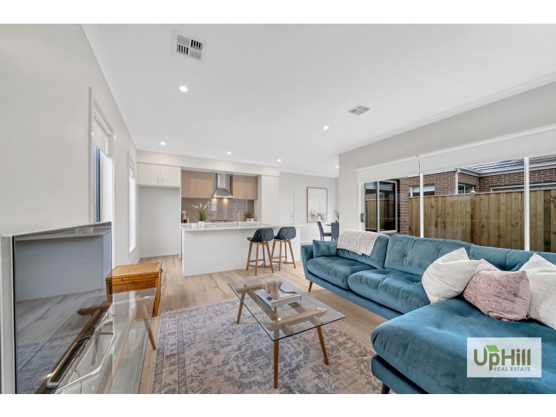 8 Corbin Walk, Officer VIC 3809