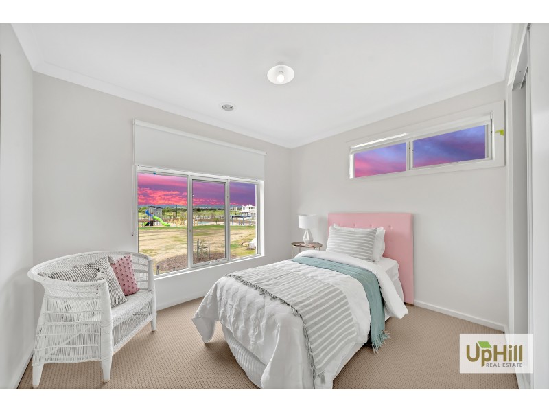 8 Corbin Walk, Officer VIC 3809