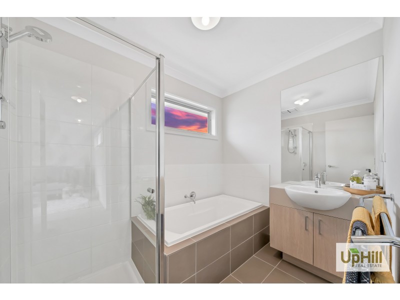 8 Corbin Walk, Officer VIC 3809