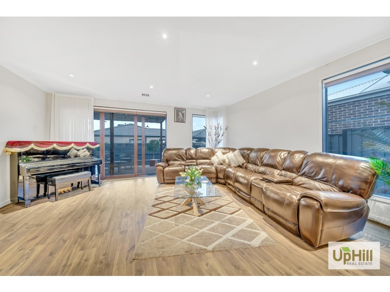 39 CHAGALL PARADE, Clyde North VIC 3978