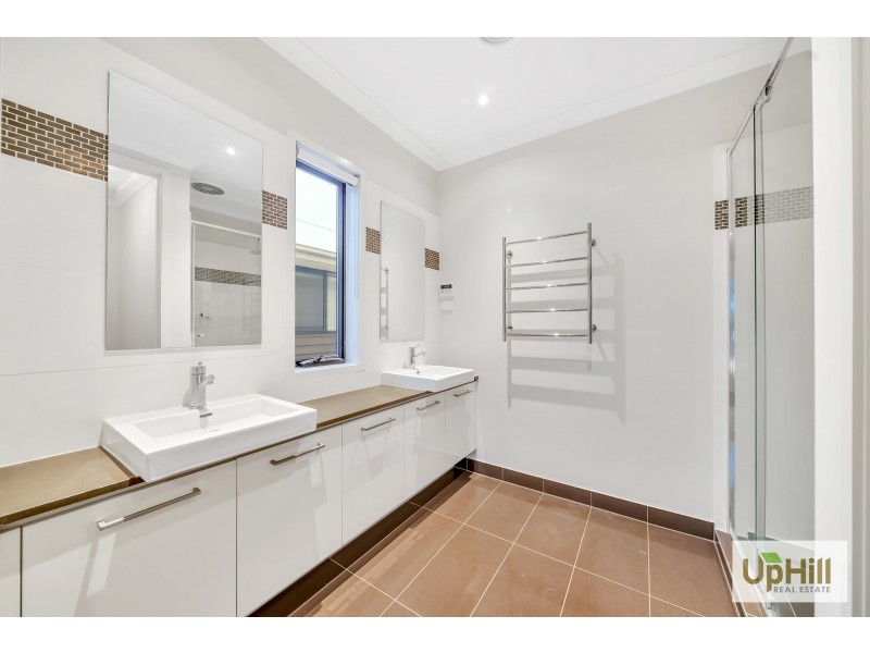 39 CHAGALL PARADE, Clyde North VIC 3978