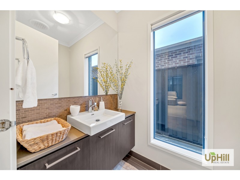 39 CHAGALL PARADE, Clyde North VIC 3978