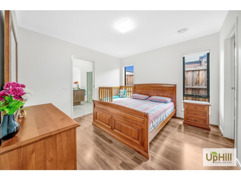 4 SLOANE DRIVE, Clyde North VIC 3978