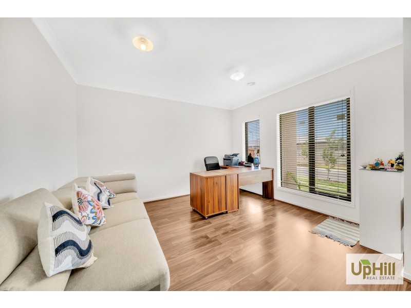 4 SLOANE DRIVE, Clyde North VIC 3978