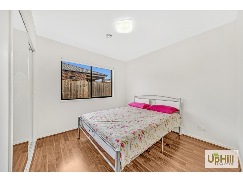 4 SLOANE DRIVE, Clyde North VIC 3978