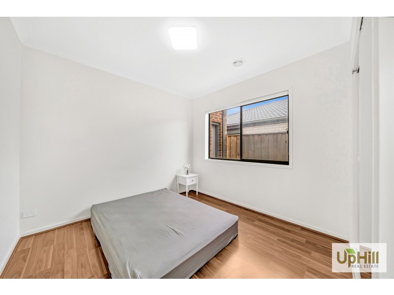 4 SLOANE DRIVE, Clyde North VIC 3978