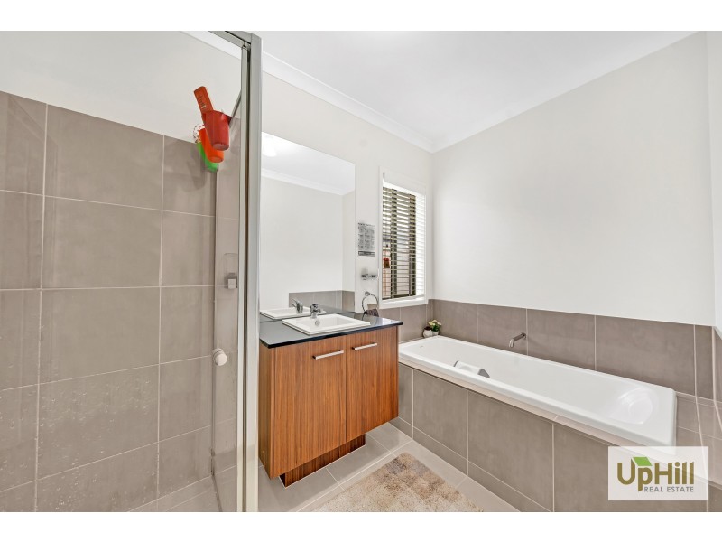 4 SLOANE DRIVE, Clyde North VIC 3978