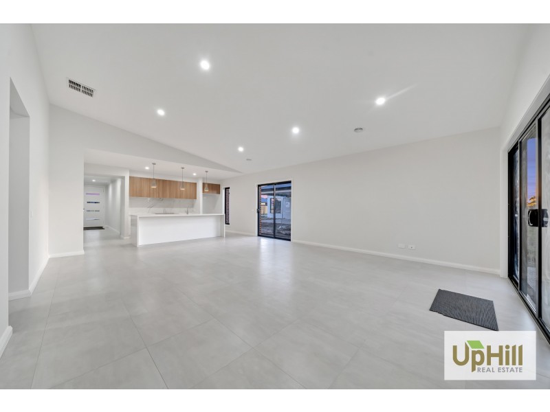 27 SCORCHIN DRIVE, Cranbourne South VIC 3977