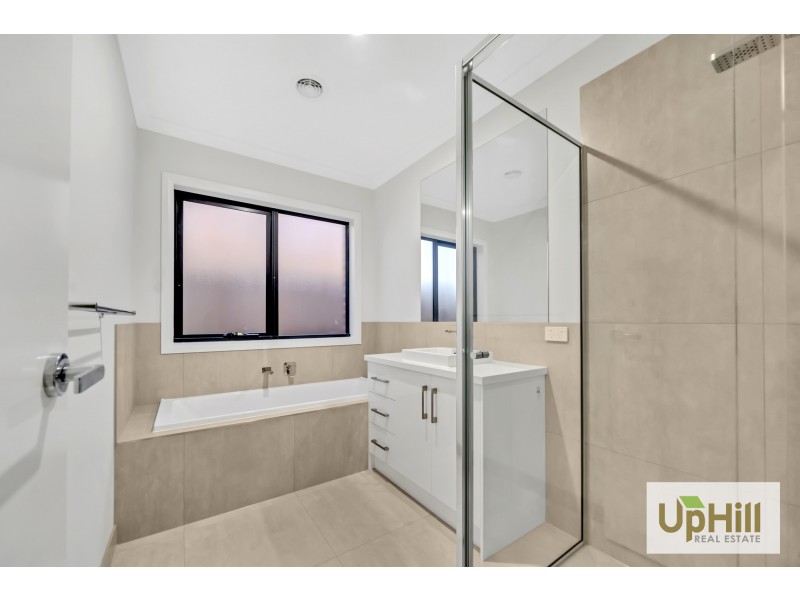 27 SCORCHIN DRIVE, Cranbourne South VIC 3977