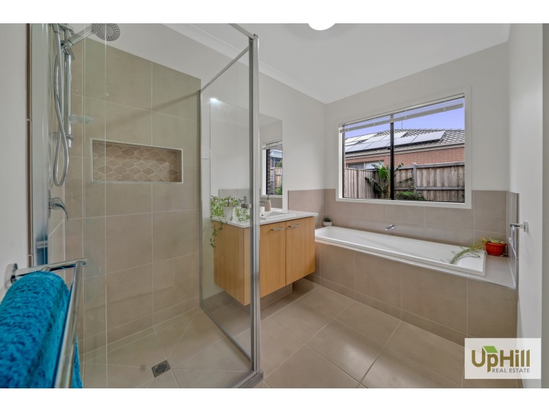 14 LANCELOT AVENUE, Clyde VIC 3978