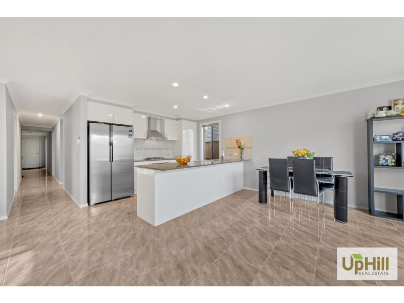 8 Dalziell Crescent, Cranbourne North VIC 3977