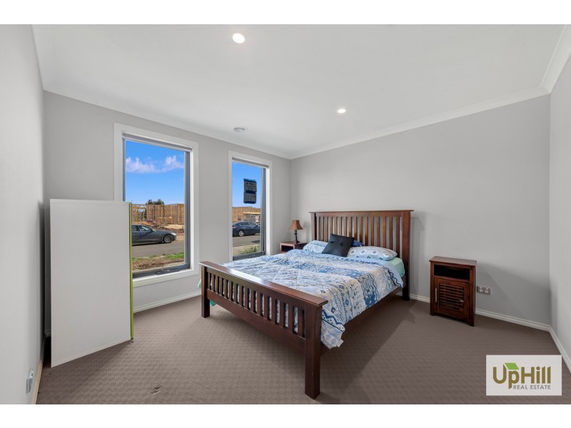 8 Dalziell Crescent, Cranbourne North VIC 3977