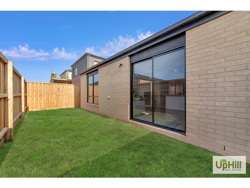 8 Dalziell Crescent, Cranbourne North VIC 3977