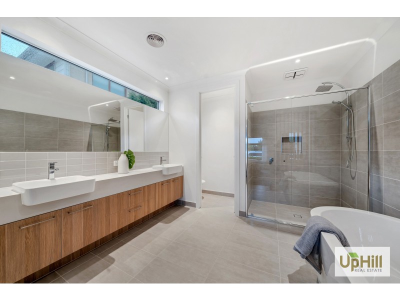 4 TALLRUSH STREET, Clyde North VIC 3978