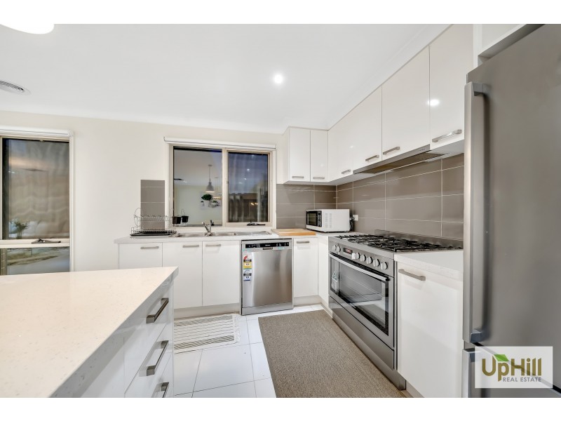 18 RIVERSTONE BLVD, Clyde North VIC 3978