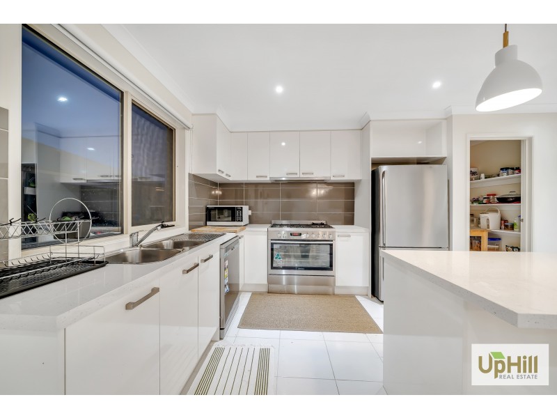 18 RIVERSTONE BLVD, Clyde North VIC 3978