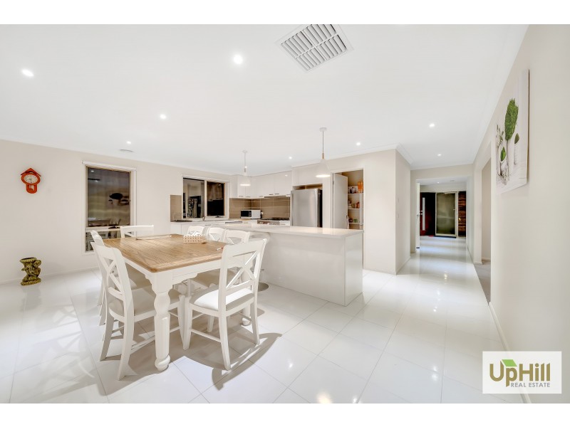 18 RIVERSTONE BLVD, Clyde North VIC 3978