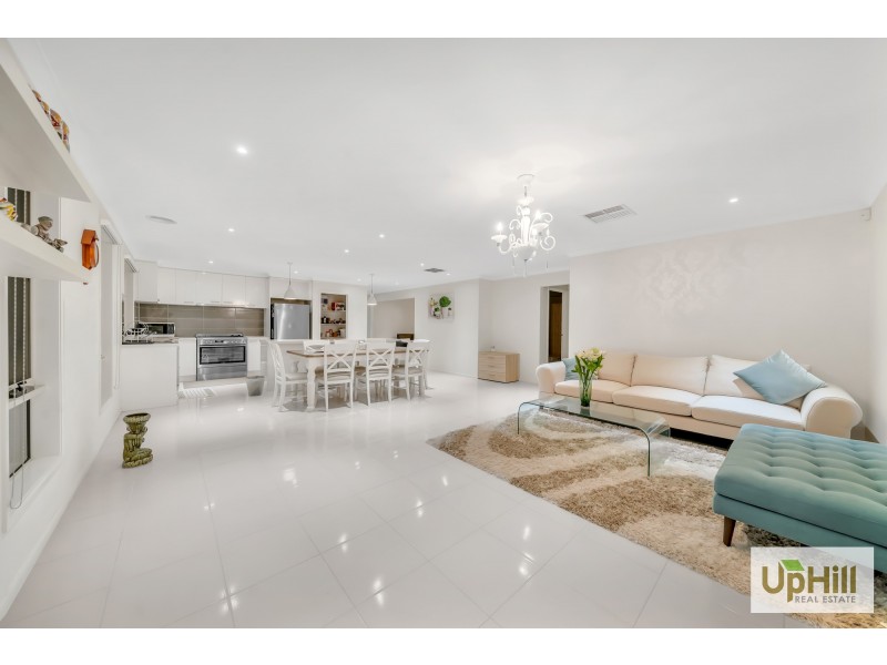 18 RIVERSTONE BLVD, Clyde North VIC 3978