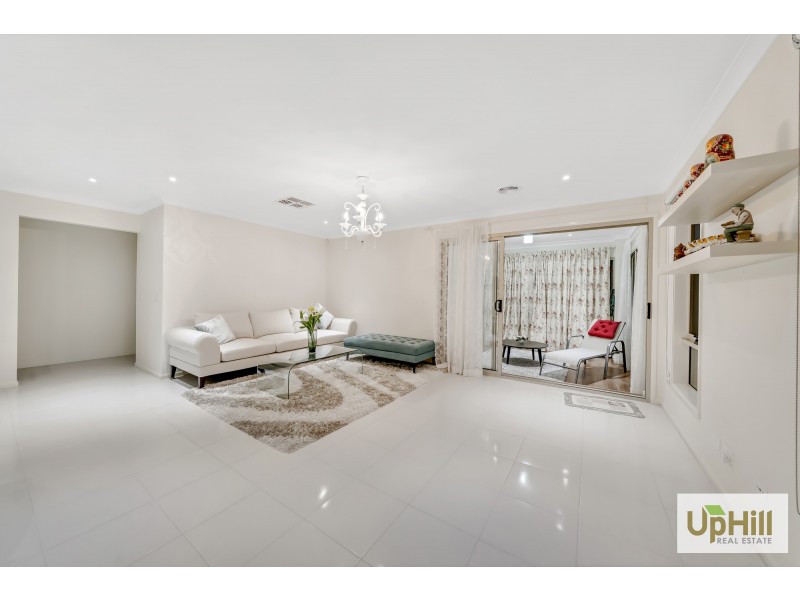 18 RIVERSTONE BLVD, Clyde North VIC 3978