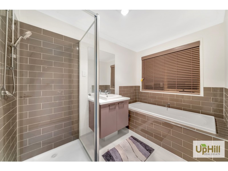 18 RIVERSTONE BLVD, Clyde North VIC 3978