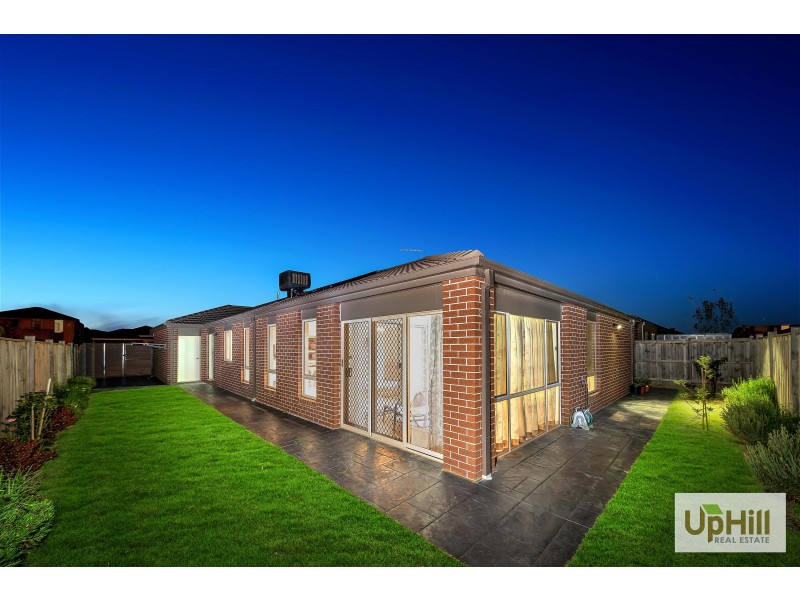 18 RIVERSTONE BLVD, Clyde North VIC 3978