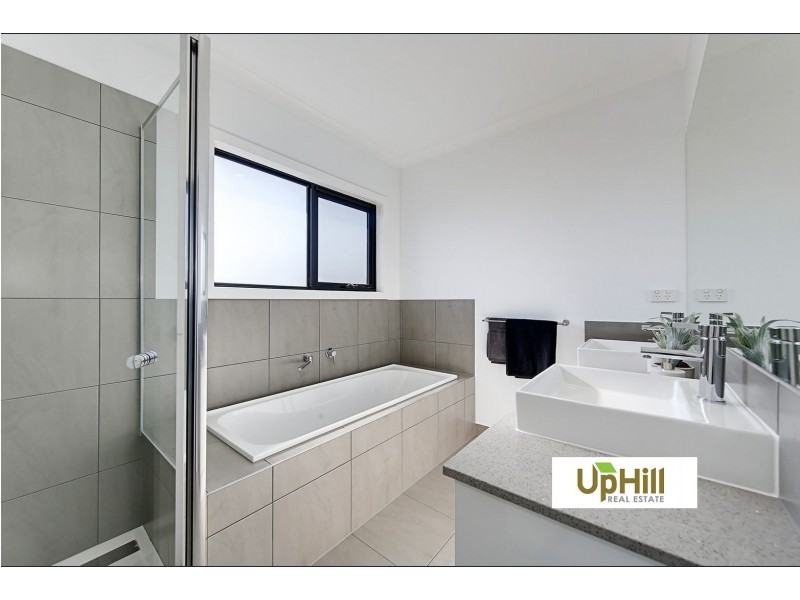 32 AMESBURY WAY, Clyde North VIC 3978