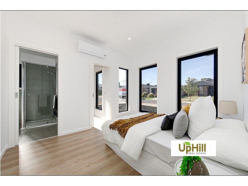 8  PORTIA CIRCUIT, Clyde North VIC 3978