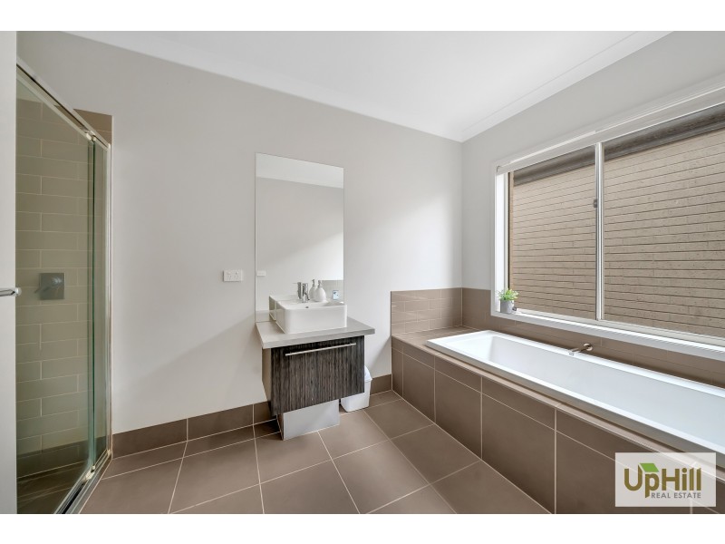 11 Gelderland Drive, Clyde North VIC 3978