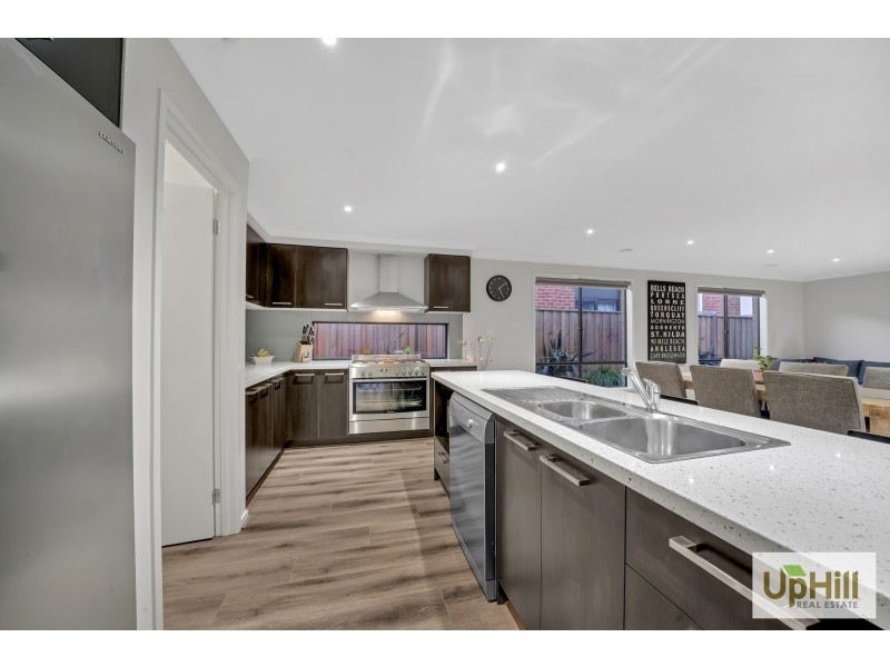 6 Kite Street, Clyde North VIC 3978