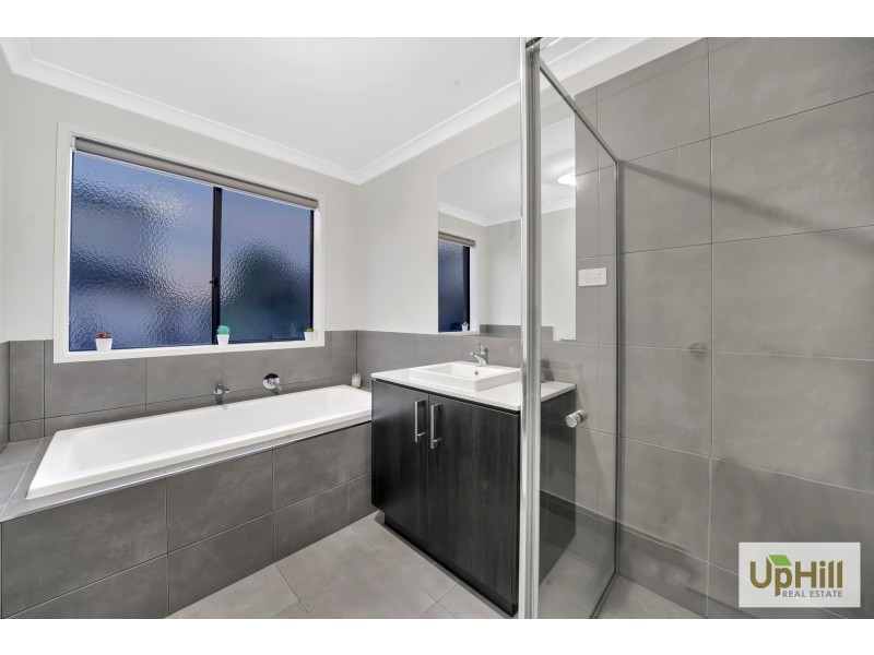 6 Kite Street, Clyde North VIC 3978