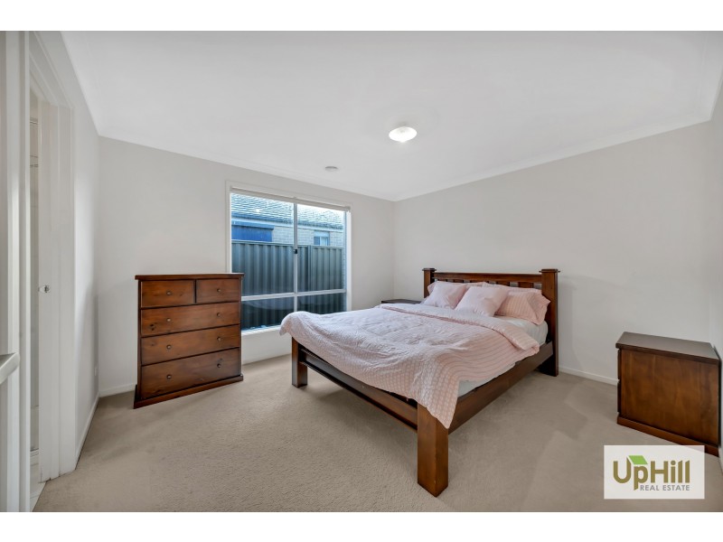 15 Scullin Street, Cranbourne East VIC 3977