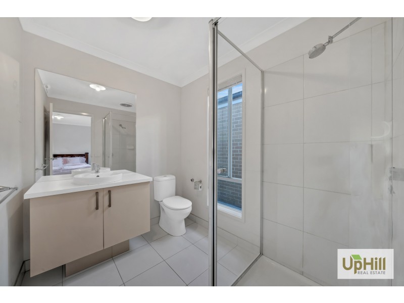 15 Scullin Street, Cranbourne East VIC 3977