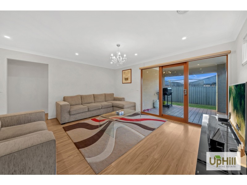 15 Scullin Street, Cranbourne East VIC 3977