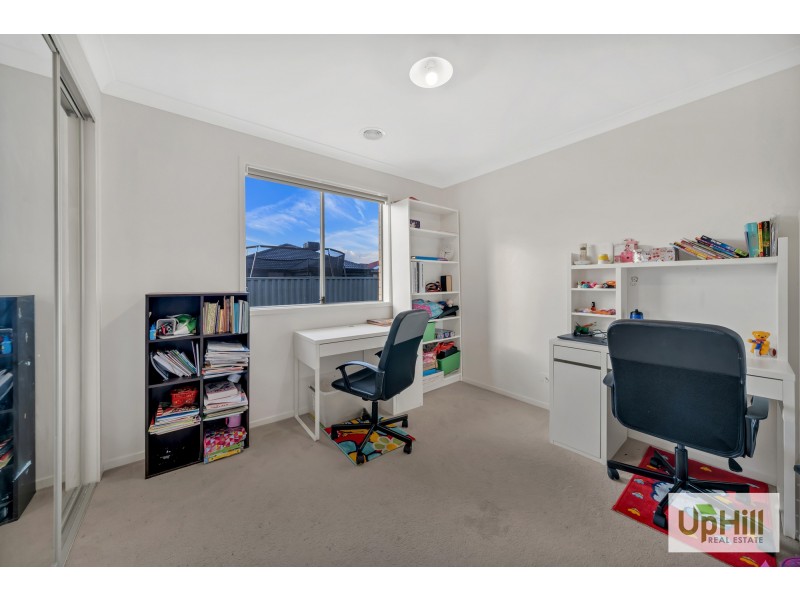 15 Scullin Street, Cranbourne East VIC 3977