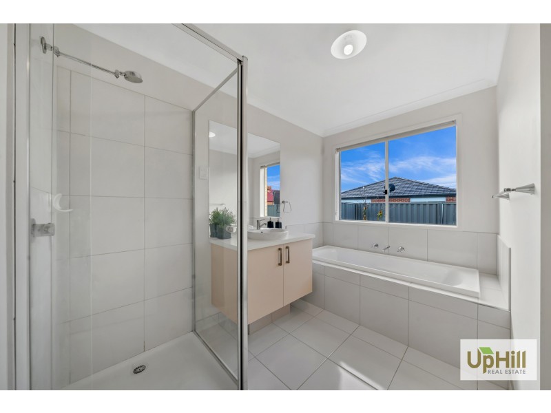 15 Scullin Street, Cranbourne East VIC 3977