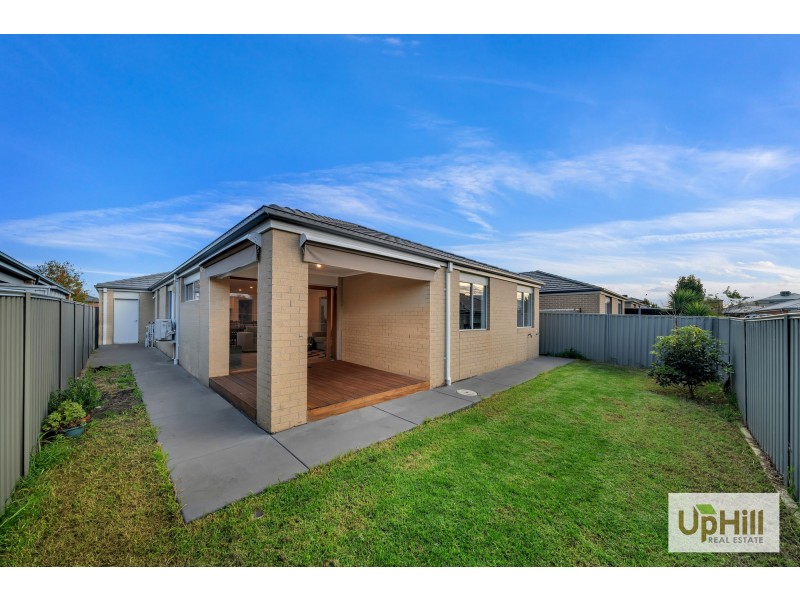 15 Scullin Street, Cranbourne East VIC 3977