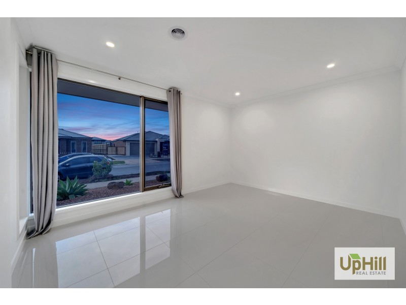 5 Trojan Crescent, Clyde North VIC 3978