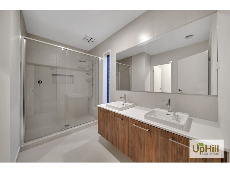 5 Trojan Crescent, Clyde North VIC 3978