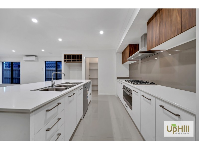 5 Trojan Crescent, Clyde North VIC 3978