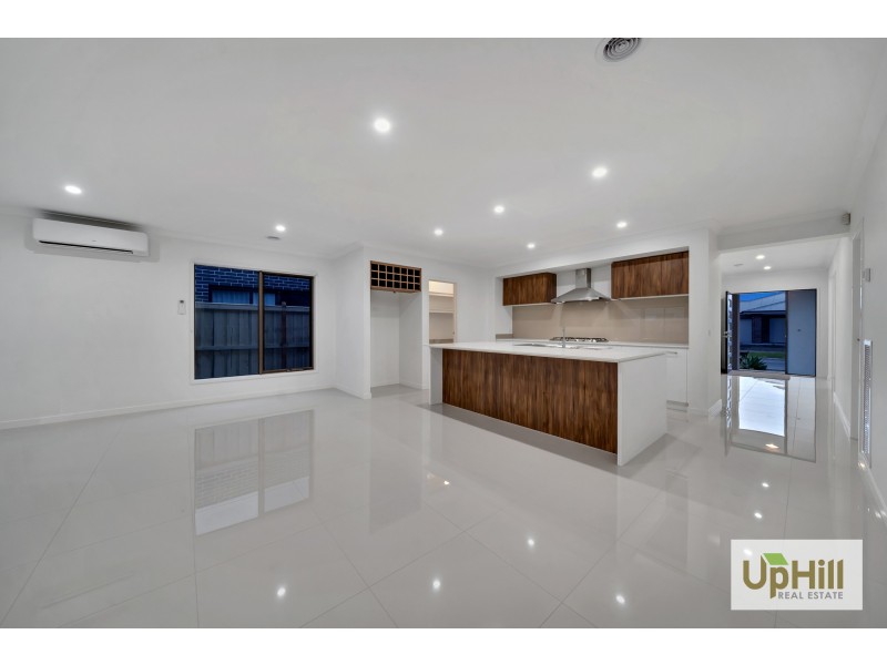 5 Trojan Crescent, Clyde North VIC 3978