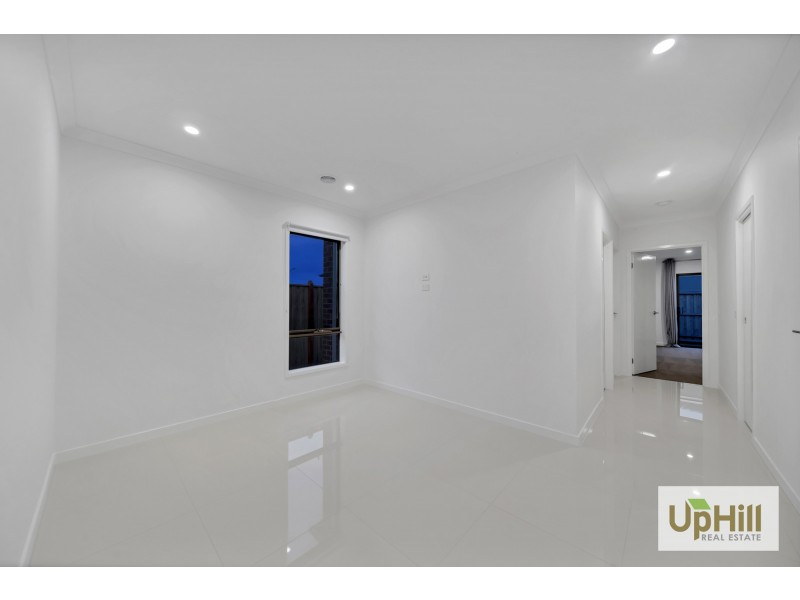 5 Trojan Crescent, Clyde North VIC 3978